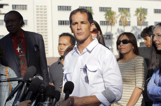 Juror Gregg Barden speaks to media after the AEG Jackson trial verdict Wednesday in Los Angeles.   (AP-Yonhap News)