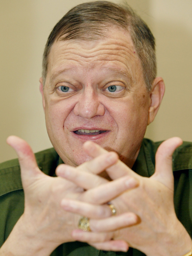 This May 24, 2004 file photo shows, author Tom Clancy gesture during an interview in New York.   (AP-Yonhap News)