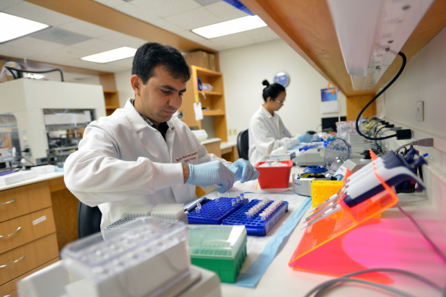 Researchers prepare reagents for the DNA sequencing of patient samples on the school’s campus in Houston.   (AP-Yonhap News)