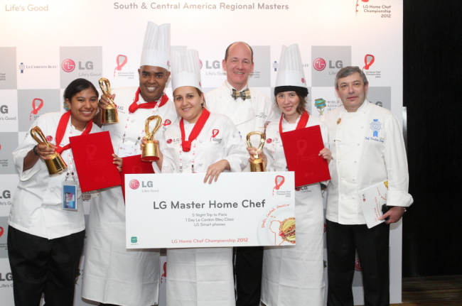 Winners of last year’s cooking contest for amateurs hosted by LG Electronics pose for a photo shoot. This year, the company will be holding preliminaries at 15 of its overseas branches this month to hold the finals in Cape Town on Dec. 4.   (LG Electronics)