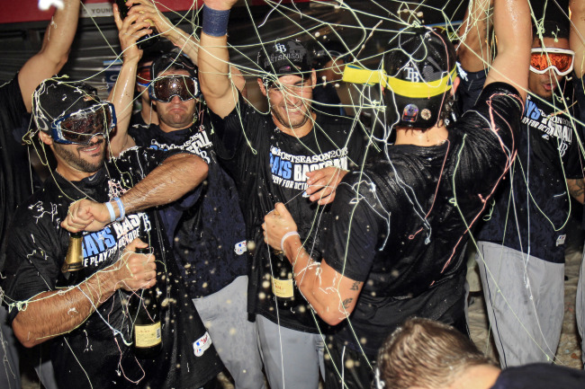 Tampa Bay Rays players celebrate in the clubhouse after beating the Cleveland Indians 4-0 in the AL wild-card baseball game in Cleveland on Wednesday.    (AP-Yonhap News)