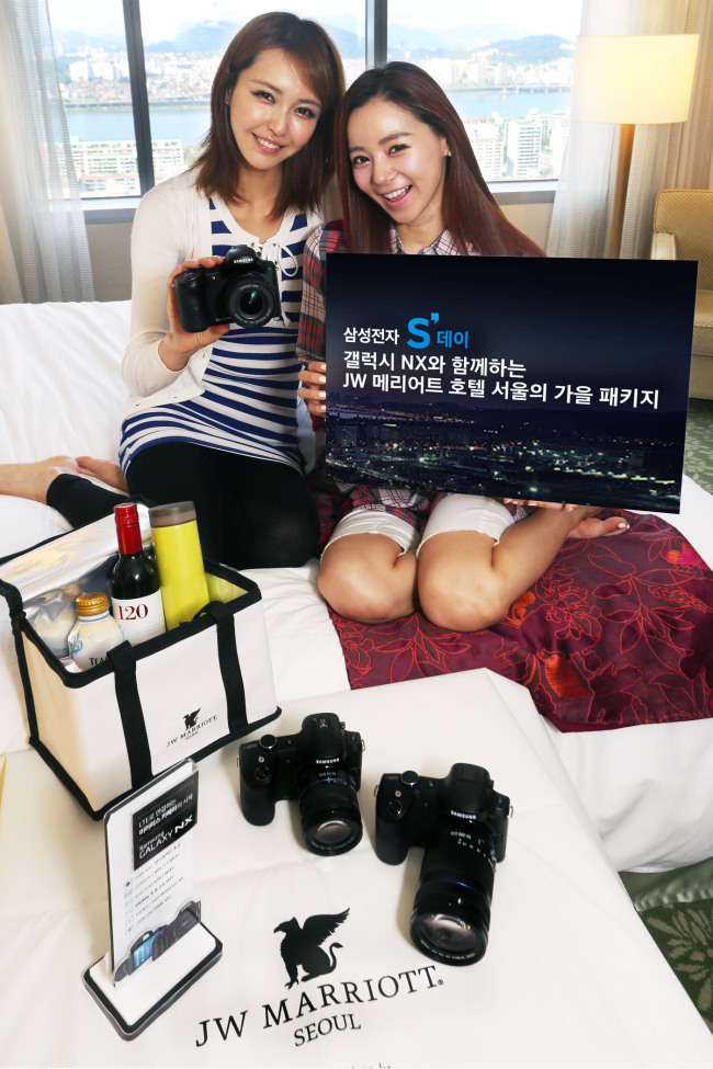 Samsung Electronics’ Galaxy NX camera, picnic mats, tumblers and other items will be provided for guests’ use free of charge at the JW Marriott Hotel in Seoul until the end of November.   (Samsung Electronics)