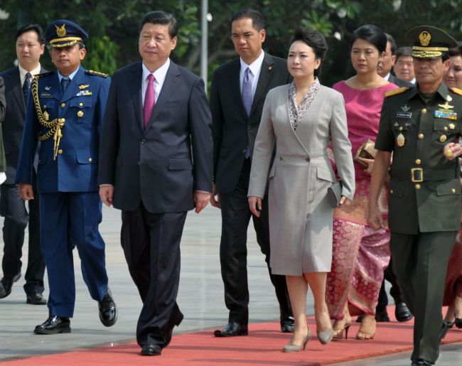 시진핑(좌부터/XiJinping/정치인/중국국가주석/중국공산당중앙군사위원회주석),펑리위안(PengLiyuan/정치인/전가수/전국문학예술계연합회부주석/인민해방군예술학원총장)
Chinese President Xi Jinping (second from left) and his spouse Peng Liyuan (second from right) arrive to pay their respects at the Hero’s Cemetery in Jakarta on Thursday.     (AFP-Yonhap News)