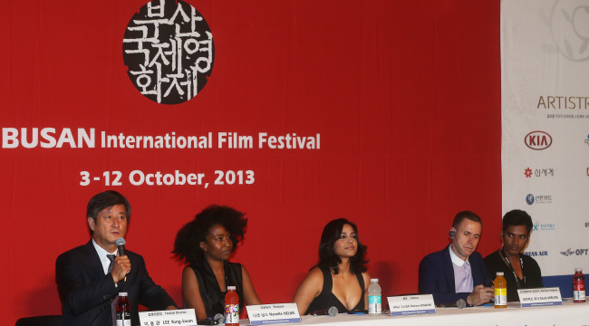 From left: Lee Yong-kwan, director of the Busan International Film Festival, producer Nanette Nelms, Indian actress Shahana Goswami and Indian actor Devesh Ranjan (far right) attend a press conference on BIFF’s opening film “Vara: A Blessing” in Haeundae, Busan, Thursday.   (Yonhap News)