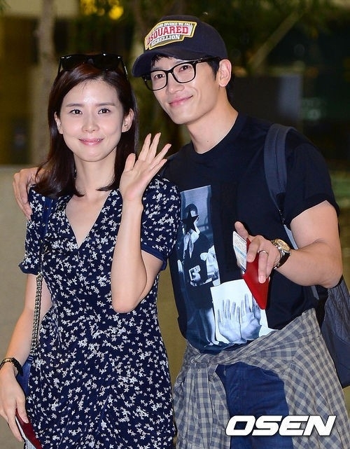 이보영(좌부터/탤런트/영화배우),지성(곽태근/탤런트/영화배우)
배우 이보영, 지성 커플의 공항 사진이 화제다.