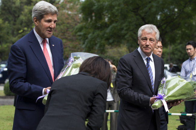 존케리(좌부터/JohnKerry/정치인/미국국무부장관),척헤이글(ChuckHagel/정치인)
A woman bows to U.S. Secretary of State John Kerry (left) and U.S. Secretary of Defense Chuck Hagel, as they participate in a “wreath laying” ceremony at Chidorigafuchi National Cemetery in Tokyo on Thursday. (AP-Yonhap News)