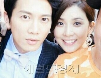 지성(좌부터/곽태근/탤런트/영화배우),이보영(탤런트/영화배우)
최근 온라인 커뮤니티에는 이보영의 공항 패션 사진에 이어 남편 지성과 함께 찍은 셀카사진이 게재됐다.