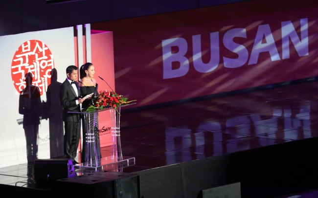 곽부성(좌부터/궈푸청/AaronKwok/영화배우/가수),강수연(영화배우)
Hong Kong actor Aaron Kwok (left) hosts the festival's opening ceremony along with South Korean actress Kang Soo-yeon. (Yonhap News)