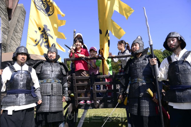 송파구청이 3일 오전 올림픽공원 한성백제박물관에서 제13회 한성백제문화제를 개최한 가운데 지역주민들과 관람객들이 백제 군영체험, 옥사체험, 전통놀이 등 백제의 생활을 직접 체험하고 있다. 박해묵 기자/mook@heraldcorp.com
송파구청이 3일 오전 올림픽공원 한성백제박물관에서 제13회 한성백제문화제를 개최한 가운데 지역주민들과 관람객들이 백제 군영체험, 옥사체험, 전통놀이 등 백제의 생활을 직접 체험하고 있다. 박해묵 기자/mook@heraldcorp.com
송파구청이 3일 오전 올림픽공원 한성백제박물관에서 제13회 한성백제문화제를 개최한 가운데 지역주민들과 관람객들이 백제 군영체험, 옥사체험, 전통놀이 등 백제의 생활을 직접 체험하고 있다. 박해묵 기자/mook@heraldcorp.com