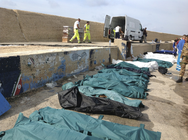 Bodies of drowned migrants are lined up in the port of Lampedusa Thursday.   (AP-Yonhap News)