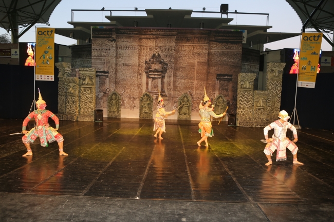 The Ploy Pailin Dance Troupe from Thailand performs on the highlight stage of the Andong International Maskdance Festival at the Andong Mask Dance Theater on Thursday as a part of ASEAN-Korea Center’s “ASEAN Culture and Tourism Fair 2013.”   (ASEAN-Korea Center)