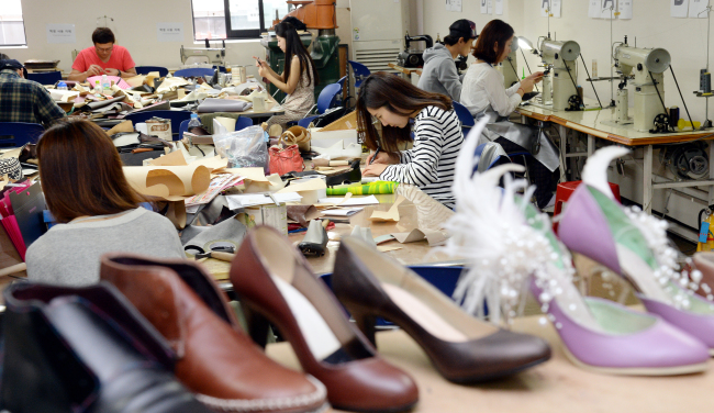 Sujehwa Town opened a shoemaking course for anyone interested in the job. Students make shoes during the class.   (Ahn Hoon/The Korea Herald)