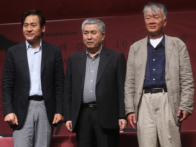 From left: Actor Ahn Sung-ki, filmmaker Im Kwon-taek and author Kim Hoon pose for a photo during a press conference about their upcoming film project at Busan International Film Festival on Friday.   (Yonhap News)