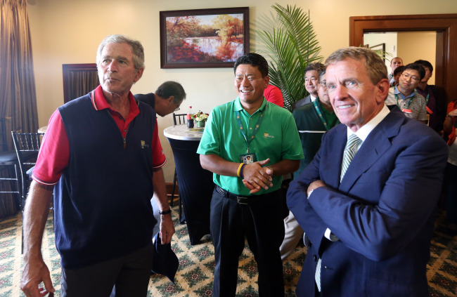 조지워커부시(좌부터/GeorgeWalkerBush/전대통령),최경주(골퍼)
Korean golfer Choi Kyung-ju (center) and former U.S. President George W. Bush (left) share a light moment during the Presidents Cup on Thursday.   (Yonhap News)