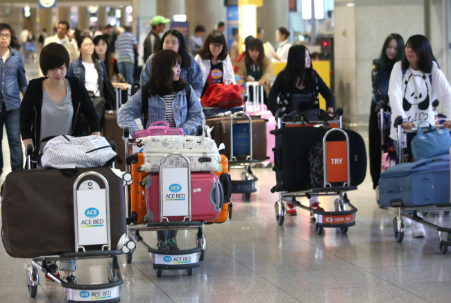 Chinese tourists arrive at Incheon International Airport on Sept. 29, ahead of China’s “Golden Week” public holiday from Oct. 1-7. The Chinese government has published a 64-page “Guidebook for Civilized Tourism” to educate its citizens against inappropriate behavior when abroad ahead of the country’s biggest holiday season.   (Yonhap News)