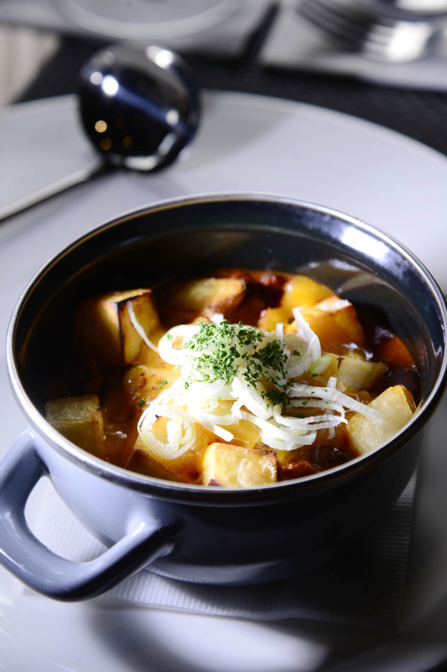 Chili with fried sweet and regular potatoes gets its multilayered heat from cayenne, chipotle and ancho peppers. (Park Hae-mook/The Korea Herald)
