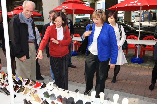 Tourists browse the shoe market in Seongsu-dong, Seoul. Shoe markets are held every first and third Saturday near Seongsu Subway Station Exit 1, where customers can buy quality shoes at low prices. (Ahn Hoon/The Korea Herald)