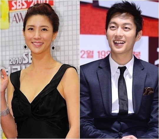 이수경(좌부터/탤런트/영화배우),윤두준(가수/탤런트/비스트)
아이돌 그룹 비스트의 멤버 윤두준과 배우 이수경의 커플 출연 가능성이 높아지고 있다.
