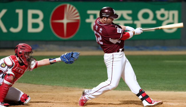Park Byung-ho, the reigning league MVP, has carried the Nexen Heroes all season.   (Yonhap News)