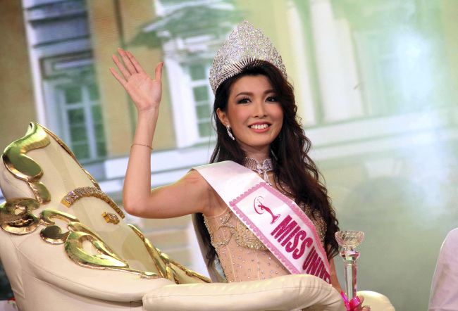Moe Set Wine poses for photos after she was crowned Miss Universe Myanmar at the National Theater in Yangon, Myanmar.   (AP-Yonhap News)