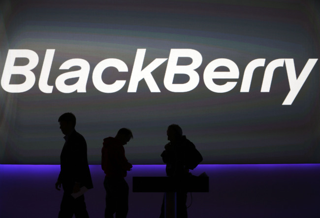 BlackBerry’s employees prepare for a launch event for new smartphones in London on Sept. 23.    (AP-Yonhap News)