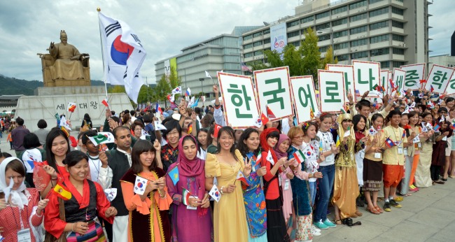 Foreign students of King Sejong Institute gather for a flash mob on Sunday in Gwanghwamun to promote their love for Hangeul, the Korean alphabet, on the occasion of Hangeul Day this Wednesday. (Related story, photo on Page 16)   (Kim Myung-sub/The Korea Herald)