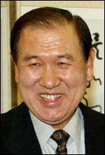 노태우(전대통령)
천식 증세로 병원에 입원해 치료를 받던 노태우(81ㆍ사진) 전 대통령이 지난 4일 퇴원했다. 6일 노 전 대통령 측에 따르면 지난달 30일부터 병원 본관 12 VIP 특실에 머물던 노 전태통령이 지난 4일 퇴원했다.