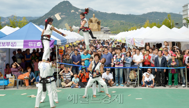 녹색교통주간의 마지막 날인 6일 서울 광화문삼거리에서 세종로사거리 차량이 통제돼  하이서울페스티벌 거리축제와 연계한 각종 문화 공연이 펼쳐지고 있는 가운데 태권도 시범단이 멋진 격파모습을 선보이고 있다.<br />김명섭 기자 msiron@heraldcorp.com
녹색교통주간의 마지막 날인 6일 서울 광화문삼거리에서 세종로사거리 차량이 통제돼  하이서울페스티벌 거리축제와 연계한 각종 문화 공연이 펼쳐지고 있는 가운데 태권도 시범단이 멋진 격파모습을 선보이고 있다.
김명섭 기자 msiron@heraldcorp.com
녹색교통주간의 마지막 날인 6일 서울 광화문삼거리에서 세종로사거리 차량이 통제돼  하이서울페스티벌 거리축제와 연계한 각종 문화 공연이 펼쳐지고 있는 가운데 태권도 시범단이 멋진 격파모습을 선보이고 있다.
김명섭 기자 msiron@heraldcorp.com