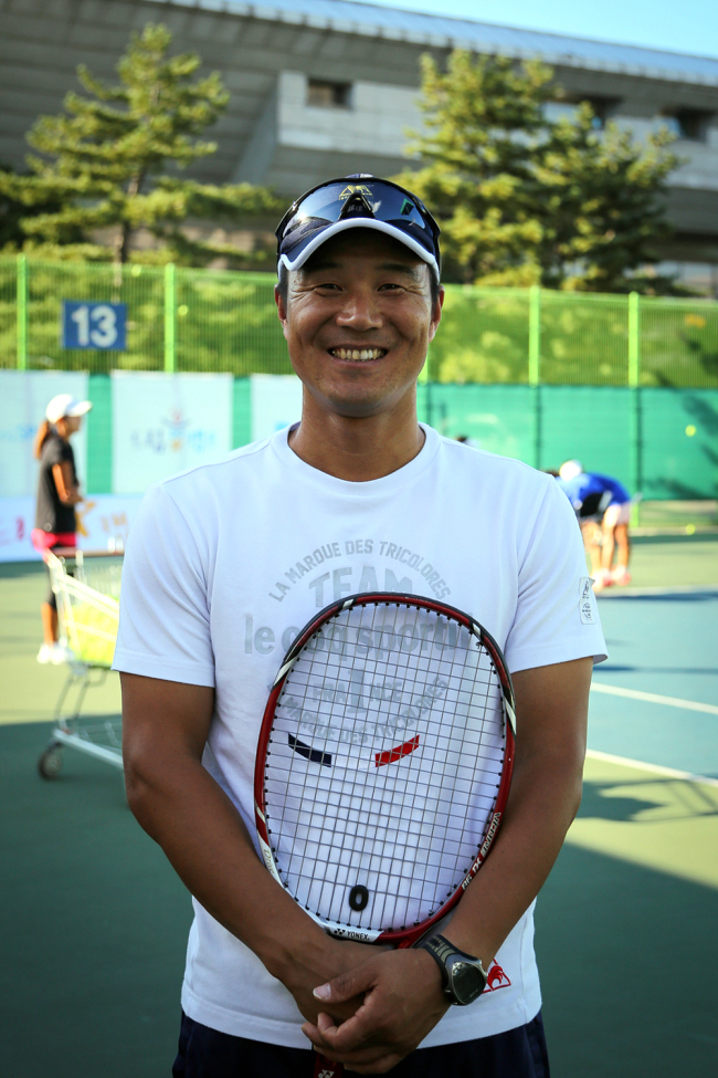 이형택(테니스선수/스포츠해설가/이형택테니스아카데미재단이사장)
‘한국 테니스 간판’ 이형택(37)이 2009년 은퇴 후 지금까지 오로지 주니어 육성에만 힘을 쏟는 이유는, 이 작지만 기본적인 물음에서 시작됐다. 한국 선수들이 주니어 땐 세계 톱랭커들과 실력을 겨루다 성인 무대에만 오르면 힘을 못쓰는 이유. 이형택재단 이사장, 한국 테니스대표팀 육성 코치로 후배들을 양성하며 조금씩 해답을 찾아가고 있다.