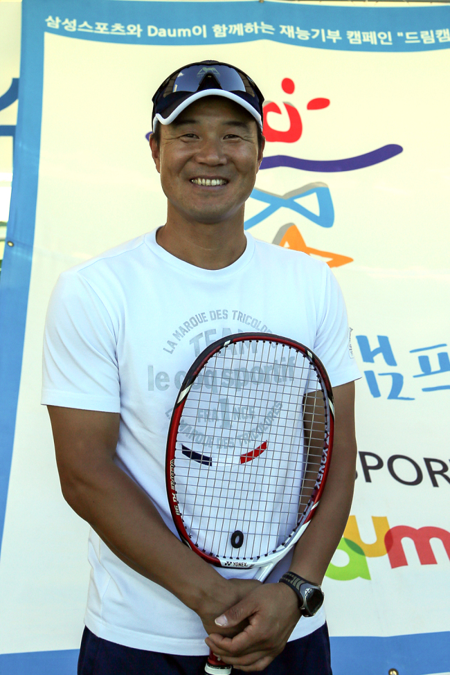이형택(테니스선수/스포츠해설가/이형택테니스아카데미재단이사장)
‘한국 테니스 간판’ 이형택(37)이 2009년 은퇴 후 지금까지 오로지 주니어 육성에만 힘을 쏟는 이유는, 이 작지만 기본적인 물음에서 시작됐다. 한국 선수들이 주니어 땐 세계 톱랭커들과 실력을 겨루다 성인 무대에만 오르면 힘을 못쓰는 이유. 이형택재단 이사장, 한국 테니스대표팀 육성 코치로 후배들을 양성하며 조금씩 해답을 찾아가고 있다.