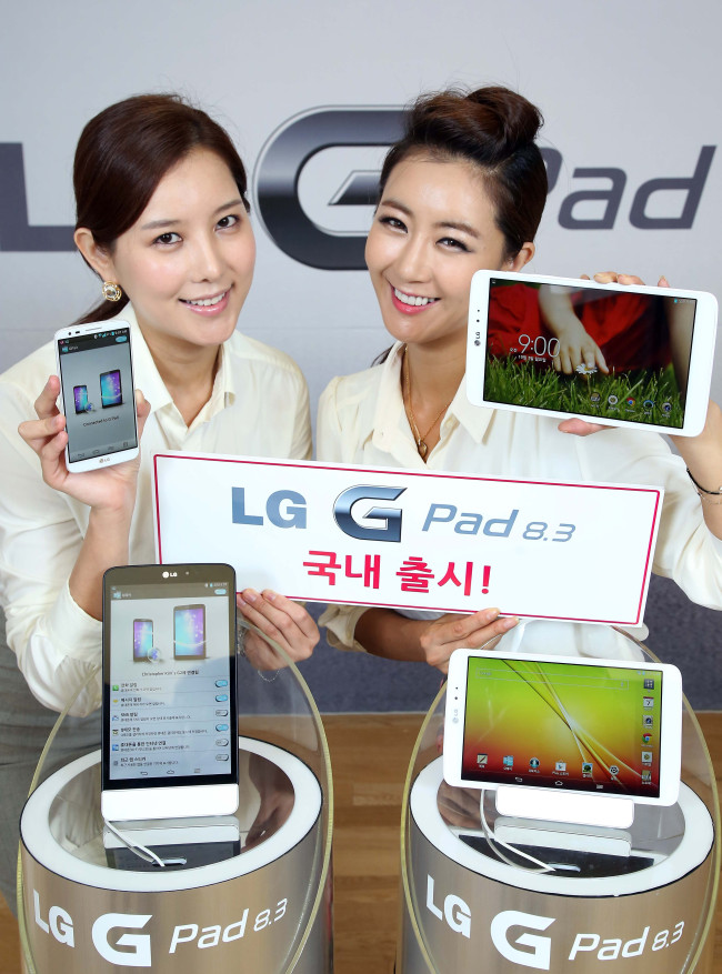 2년 가까이 태블릿 시장에서 빠져 있던 LG전자가 ‘LG G패드 8.3’<사진>으로 재도전에 나선다. 하지만 애플과 삼성전자가 전체 점유율 절반을 차지하고 있고, 저가 업체들의 공세가 거세 LG전자가 넘어야 할 진입장벽은 높은 상황이다.