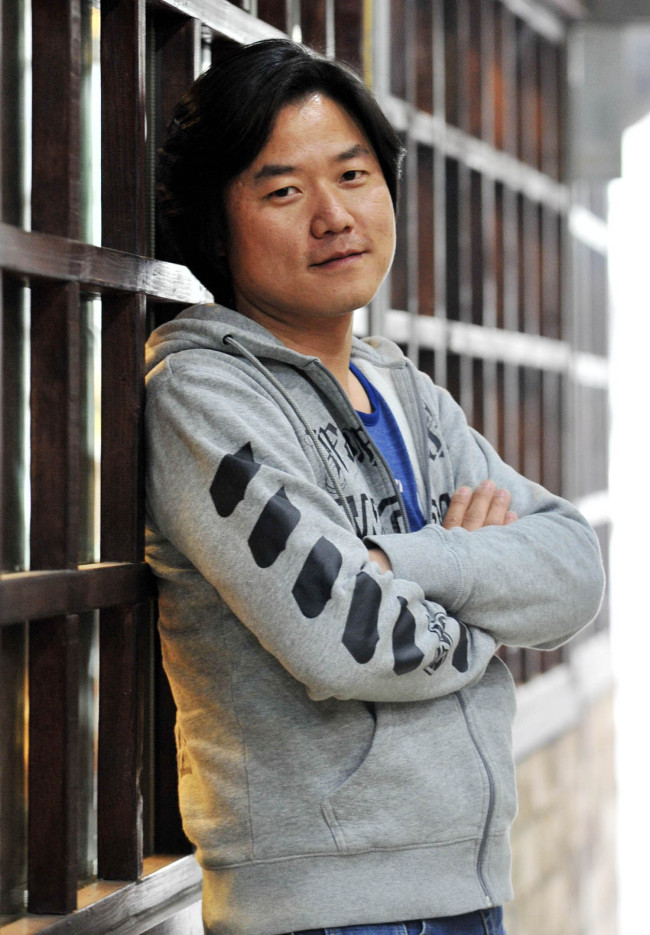 나영석(PD/CJE&M프로듀서)
나영석 PD의 예능 프로그램은 나오기도 전부터 기대를 하게 한다. ‘꽃보다 할배’도 그랬는데, 그의 두 번째 배낭여행 프로젝트 ‘여배우들’(가제)도 캐스팅만으로도 성공을 예감하게 한다. 나 PD가 최근 공개한 tvN 새 예능 프로 ‘여배우들’에 캐스팅된 출연진은 윤여정ㆍ김자옥ㆍ김희애ㆍ이미연이라고 한다.