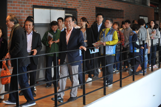 박원순(광역단체장/변호사/서울특별시시장)
박원순 서울시장이 6일 오후 재개관식을 연 서울 영등포구 선유도공원 내 선유도이야기관을 둘러보고 있다. 선유도이야기관은 2002년 개관했지만 그동안 시민들의 외면을 받아오던 한강전시관을 서울시가 도시재생 콘셉트로 재개관했다.