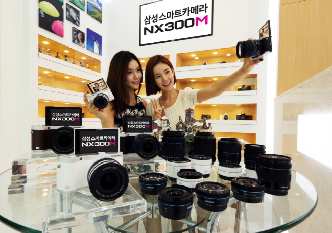 삼성전자가 삼성 미러리스 카메라 최초로 180도 회전하는 신제품을 국내 시장에 선보인다.