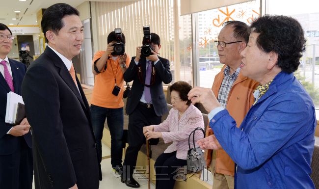 7일 오전 KB금융지주 임영록 회장이 서울 송파구 가락동에 있는 KB저축은행 본점을 찾아 고객들의 에로사항 등을 듣고 있다./안훈기자 rosedale@ 2013.10.07
‘KB 착한대출’고객의견 듣는 임영록 회장