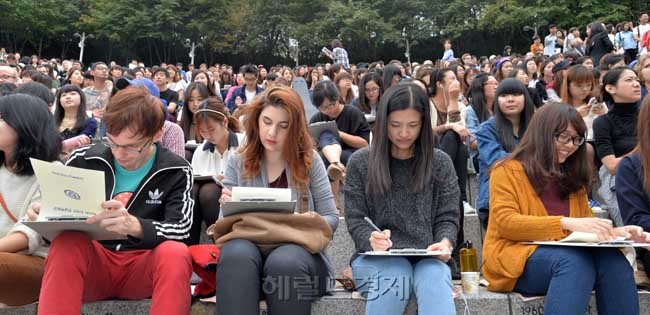 7일 오전 연세대학교 노천극장에서 ‘제22회 외국인 한글백일장’이 열렸다. 이번 행사에는 2200여명의 외국인과 해외교포들이 참가했으며, 글쓰기 외에도 태권도 시범, 국악·타악 공연, 장기자랑, 행운상 추첨 등 다양한 이벤트도 열릴 예정이다.