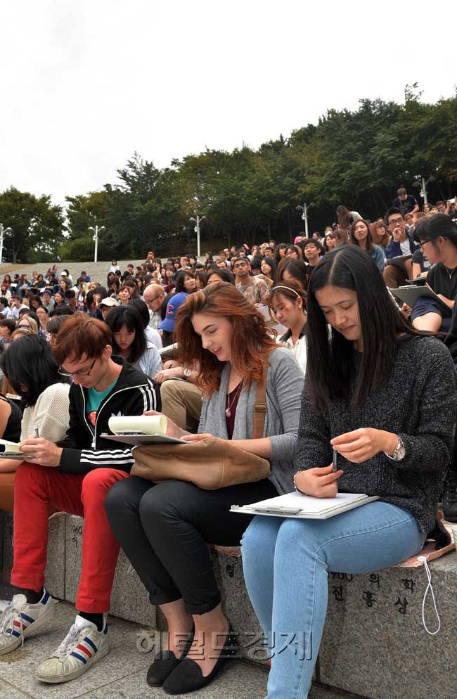 7일 오전 연세대학교 노천극장에서 ‘제22회 외국인 한글백일장’이 열렸다. 이번 행사에는 2200여명의 외국인과 해외교포들이 참가했으며, 글쓰기 외에도 태권도 시범, 국악·타악 공연, 장기자랑, 행운상 추첨 등 다양한 이벤트도 열릴 예정이다.