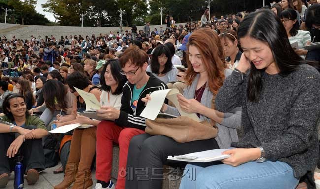 7일 오전 연세대학교 노천극장에서 ‘제22회 외국인 한글백일장’이 열렸다. 이번 행사에는 2200여명의 외국인과 해외교포들이 참가했으며, 글쓰기 외에도 태권도 시범, 국악·타악 공연, 장기자랑, 행운상 추첨 등 다양한 이벤트도 열릴 예정이다.