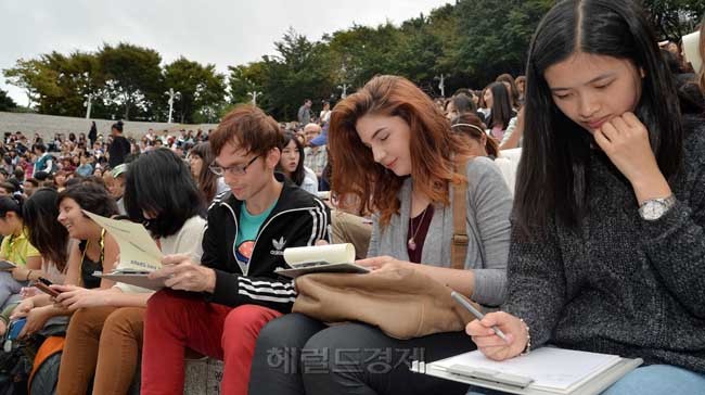 7일 오전 연세대학교 노천극장에서 ‘제22회 외국인 한글백일장’이 열렸다. 이번 행사에는 2200여명의 외국인과 해외교포들이 참가했으며, 글쓰기 외에도 태권도 시범, 국악·타악 공연, 장기자랑, 행운상 추첨 등 다양한 이벤트도 열릴 예정이다.