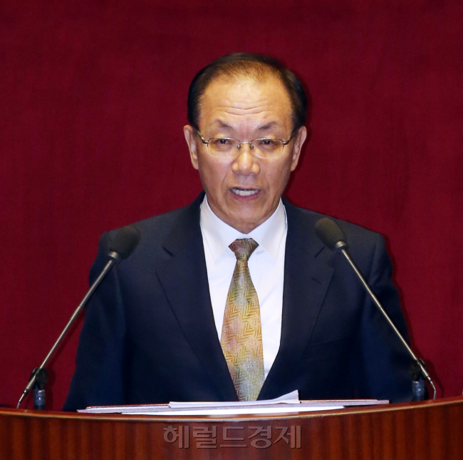 황우여(국회의원/새누리당대표최고위원)
황우여 새누리당 대표가 7일 국회선진화법의 개선책으로 당론 폐지와 당론 수렴을 위한 의원총회 폐지, 회의 출석 저조 시 세비 삭감 등 정치쇄신안을 제시했다.