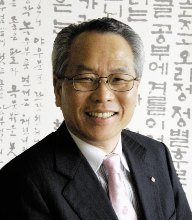 문관효(서예가)
굵은 필획으로 힘차게 써 내려간 두 글자가 한덩어리가 됐다. 하나의 동그라미를 함께 쓰는 조합이 더없이 절묘하다. “한글서예도 이렇듯 현대적이고, 조형성이 있구나”하고 고개를 끄떡이게 만드는 작품이다. 개성적인 글씨 아래로는 “동행하는 그대 있어 행복합니다”라는 두 줄 글귀가 곁들여졌다. 한자의 ‘행(幸)’자를 도드라지게 표현한 점 역시 흥미롭다.