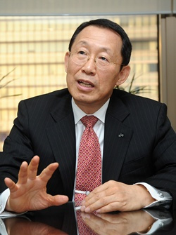 진영욱(공기업인/한국정책금융공사사장)
Chin Young-wook, president & CEO of the state-controlled Korea Finance Corp., stepped down from his post on Monday though his term was scheduled to expire in August 2014.