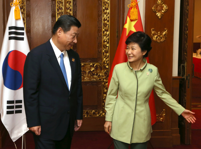 시진핑(좌부터/XiJinping/정치인/중국국가주석/중국공산당중앙군사위원회주석),박근혜(대통령/대한민국대통령)
<YONHAP PHOTO-0828> 회담장 들어가는 한·중 정상 (발리=연합뉴스) 도광환 기자 = 7일 오전 발리 아요디아호텔에서 열린 한국-중국 정상회담에서 박근혜 대통령과 시진핑 국가주석이 회담장 입구에서 기념촬영을 마친뒤 박 대통령의 안내로 회담장으로 들어가고 있다. 2013.10.7 dohh@yna.co.kr/2013-10-07 12:38:21/ <저작권자 ⓒ 1980-2013 ㈜연합뉴스. 무단 전재 재배포 금지.>
President Park Geun-hye meets Chinese President Xi Jinping on the sidelines of the Asia-Pacific Economic Cooperation summit in Bali, Indonesia, Monday.   Yonhap News