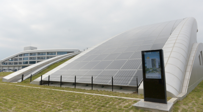 Photovoltaic panels of the green-city convention center in Gangneung, Gangwon Province, generate an average of 492kWh a day, and 180,000 kWh a year.   SK C&C