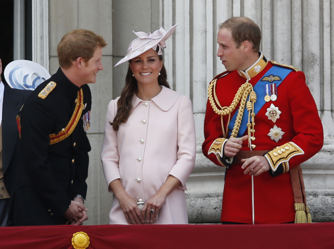 해리윈저(좌부터/HenryWindsor/왕가/영국육군대위),케이트미들턴(KateMiddleton/왕가),윌리엄윈저(WilliamWindsor/왕가)
영국의 해리 왕자 (29)가 내년에 여자친구 크레시다 보나스 (24)와 결혼할 것으로 보인다고 현지 언론이 6일 (현지시간) 보도했다.