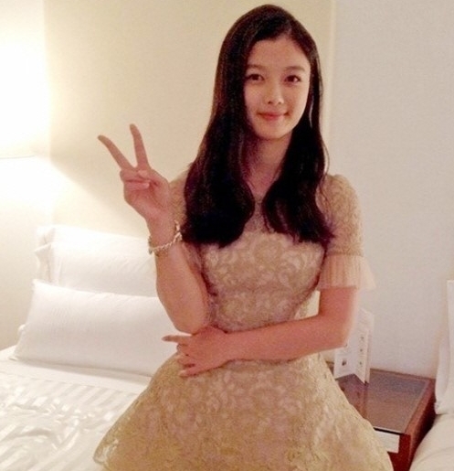 김유정(영화배우/탤런트)
아역배우 김유정이 아이돌 그룹 엑소 멤버 시우민과의 뮤직비디오 촬영을 예고했다.