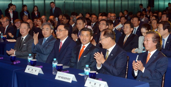 Participants celebrate the 60th anniversary of Herald Corp. at Blue Square in Seoul on Monday. From left at the front row are KCCI chairman Park Yong-maan, Culture Minister Yoo Jin-ryong, Prime Minister Chung Hong-won, Herald Corp. chairman Hong Jung-wook, ruling Saenuri Party leader Hwang Woo-yea and Herald Corp. CEO Lee Young-man. (Kim Myung-sub/The Korea Herald)