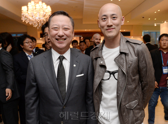 7일 오후 서울 한남동 블루스퀘어에서 열린 '헤럴드 60주년 특별 강연 및 헤럴드 디자인위크2013 개회식'이 열리는 가운데 포럼에 참석한 박용만(왼쪽) 대한상공회의소 회장이 그의 아들인 박서원 빅앤트 인터내셔널 대표와 포즈를 취하고 있다./안훈기자 rosedale@ 2013.10.07
7일 오후 서울 한남동 블루스퀘어에서 열린 '헤럴드 60주년 특별 강연 및 헤럴드 디자인위크2013 개회식'이 열리는 가운데 포럼에 참석한 박용만(왼쪽) 대한상공회의소 회장이 그의 아들인 박서원 빅앤트 인터내셔널 대표와 포즈를 취하고 있다./안훈기자 rosedale@ 2013.10.07
7일 오후 서울 한남동 블루스퀘어에서 열린 '헤럴드 60주년 특별 강연 및 헤럴드 디자인위크2013 개회식'이 열리는 가운데 포럼에 참석한 박용만(왼쪽) 대한상공회의소 회장이 그의 아들인 박서원 빅앤트 인터내셔널 대표와 포즈를 취하고 있다./안훈기자 rosedale@ 2013.10.07