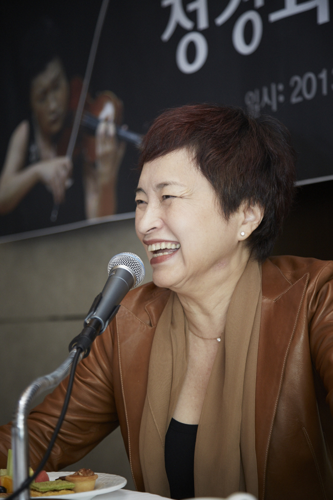 정경화(바이올리니스트/교수/줄리아드스쿨교수/이화여자대학교석좌교수)
지난 2005년 왼손 손가락 부상으로 5년간 악기를 손대지 못했던 바이올리니스트 정경화(65)가 지난 6월 일본 투어에 이어 이 달 중국, 대만 등 중화권 투어 계획을 밝히며 건재를 과시했다. 맨 마지막으로 11월 한국 공연까지 한-중-일을 잇는 아시아 투어다. 정경화의 일본 독주는 1998년 이후 15년만이며, 중국 공연은 2002년 이후 11년만이다.