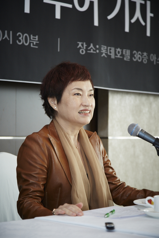 정경화(바이올리니스트/교수/줄리아드스쿨교수/이화여자대학교석좌교수)
지난 2005년 왼손 손가락 부상으로 5년간 악기를 손대지 못했던 바이올리니스트 정경화(65)가 지난 6월 일본 투어에 이어 이 달 중국, 대만 등 중화권 투어 계획을 밝히며 건재를 과시했다. 맨 마지막으로 11월 한국 공연까지 한-중-일을 잇는 아시아 투어다. 정경화의 일본 독주는 1998년 이후 15년만이며, 중국 공연은 2002년 이후 11년만이다.